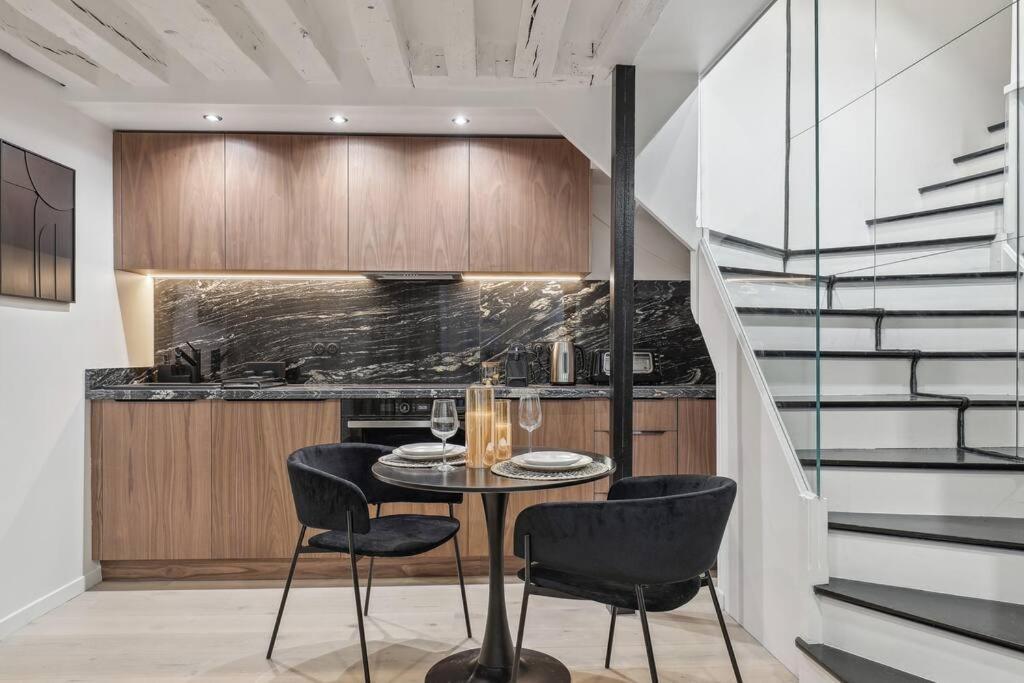 Duplex Parisien Pres Du Louvre Apartment Bagian luar foto